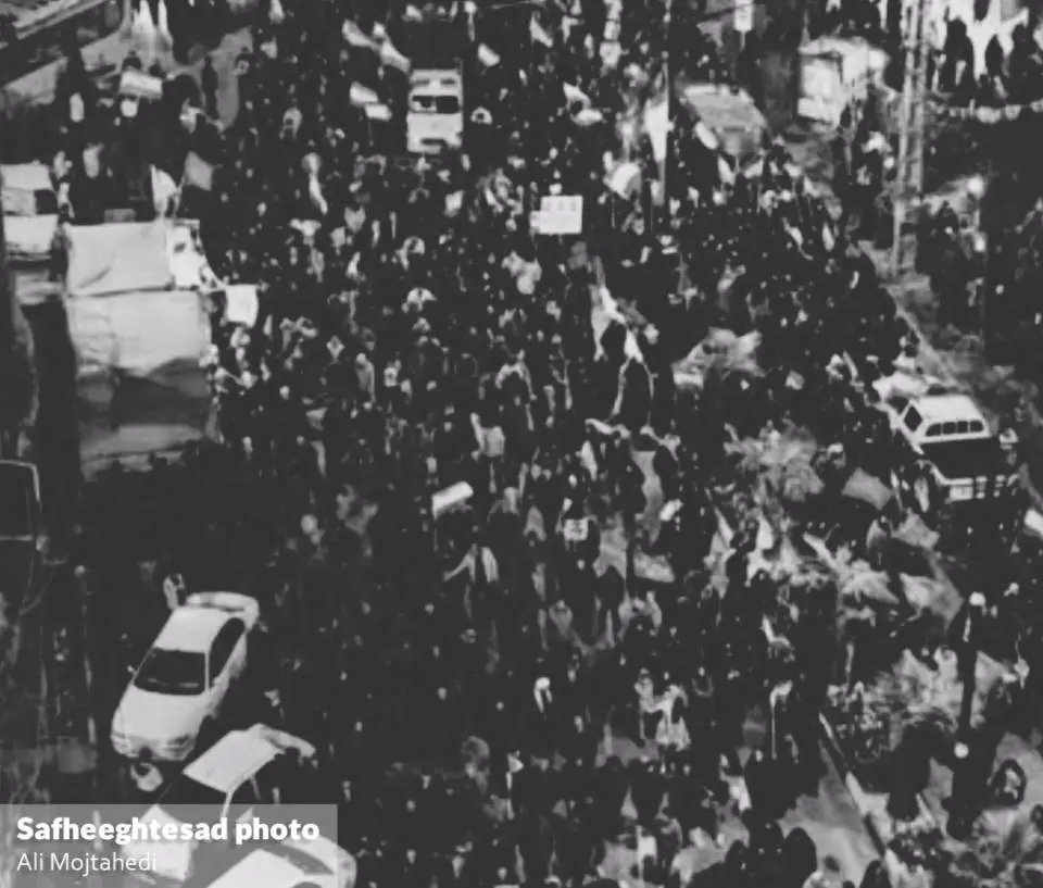 حضور مردم در میدان 