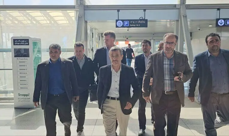 عکس دیده نشده احمدی نژاد داخل هواپیما با یک زن بی حجاب