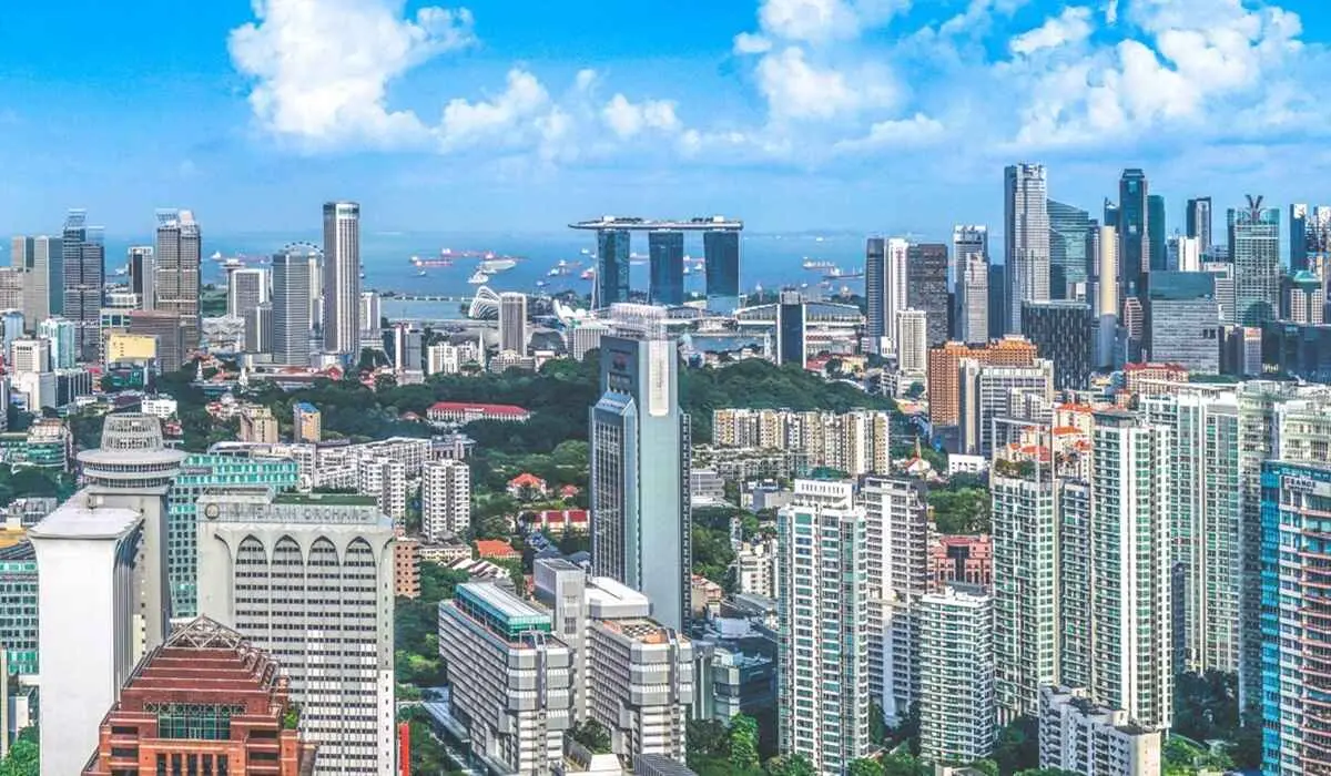 پیشبینی قیمت مسکن سال ۱۴۰۴ و بهترین گزینههای سرمایهگذاری: خانه بخریم، زمین یا مغازه؟