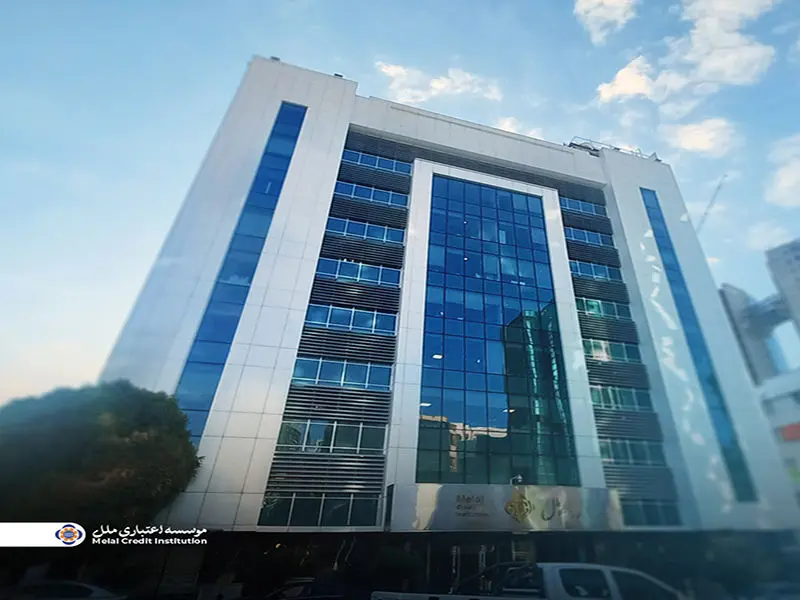 لوح تقدیر رئیس بنیاد شهید و امور ایثارگران منطقه یک شمیرانات به مدیرعامل موسسه اعتباری ملل