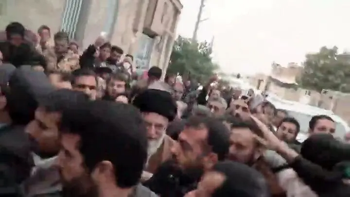رهبر شهید انقلاب در مناطق زلزله‌زده سرپل ذهاب و بازدید از چادرهای زلزله زدگان + تصاویر