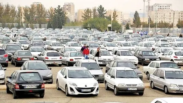 دولت باید از عرصه خودرو کنار برود / بروکراسی اضافه صنعت خودرو را قفل می کند