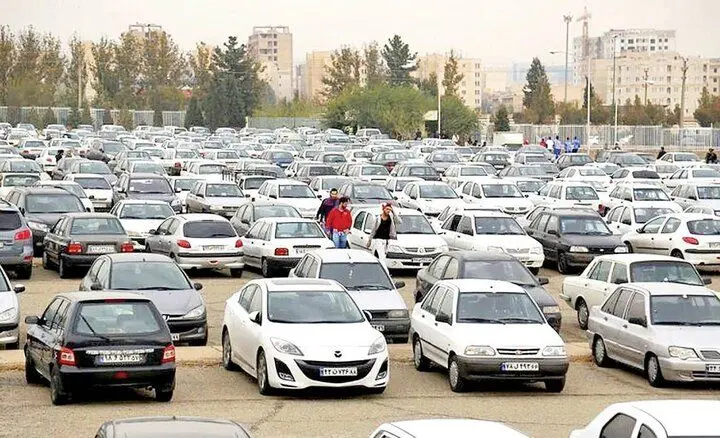 دولت باید از عرصه خودرو کنار برود / بروکراسی اضافه صنعت خودرو را قفل می کند