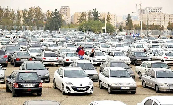 دولت باید از عرصه خودرو کنار برود / بروکراسی اضافه صنعت خودرو را قفل می کند