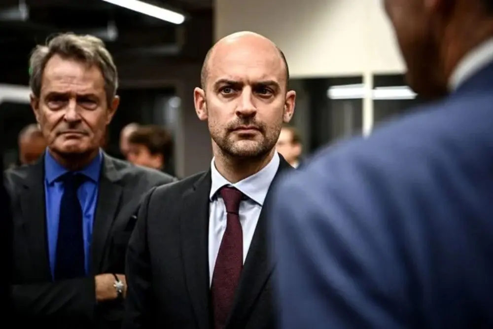 پاریس ناجی است یا بخشی از مسئله؟