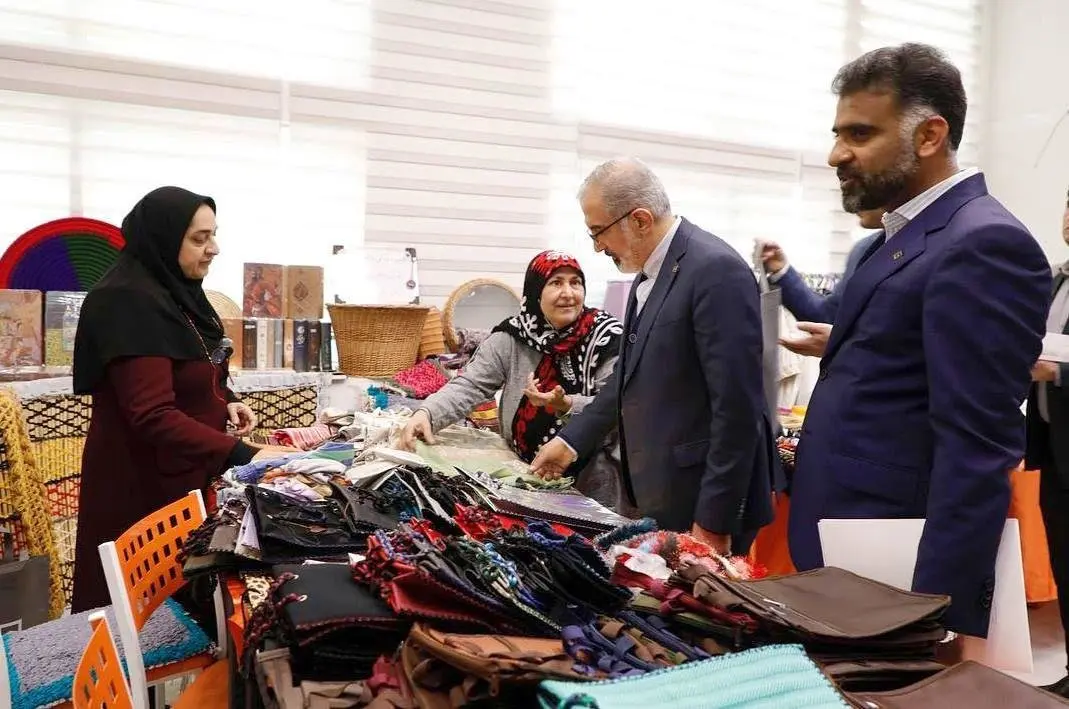 تجلیل دکتر خورسندیان از زنان سرپرست خانوار در سالروز ولادت حضرت زهرا (س) / اختصاص بخشی از منابع قرضالحسنه بانک مسکن به فعالیت های خیرخواهانه