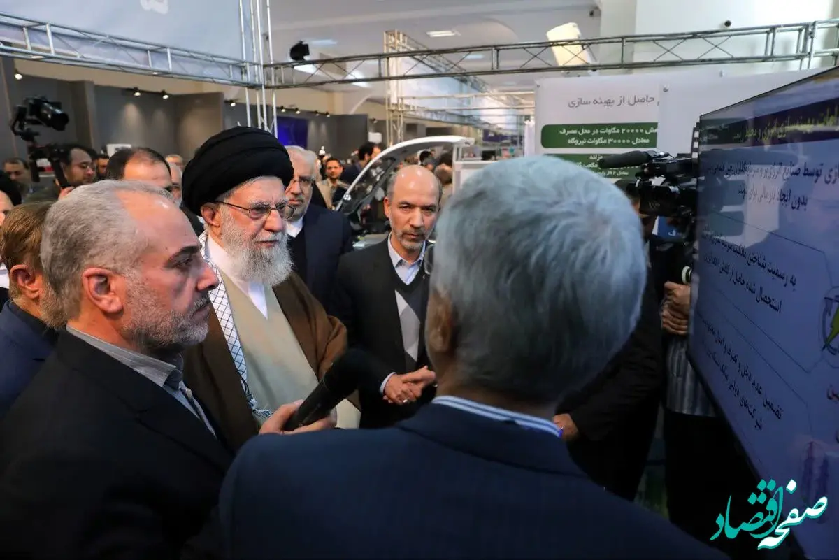 گفت‌وگوی رهبر انقلاب با تولیدکنندگان در نمایشگاه توانمندی‌های تولید داخل
