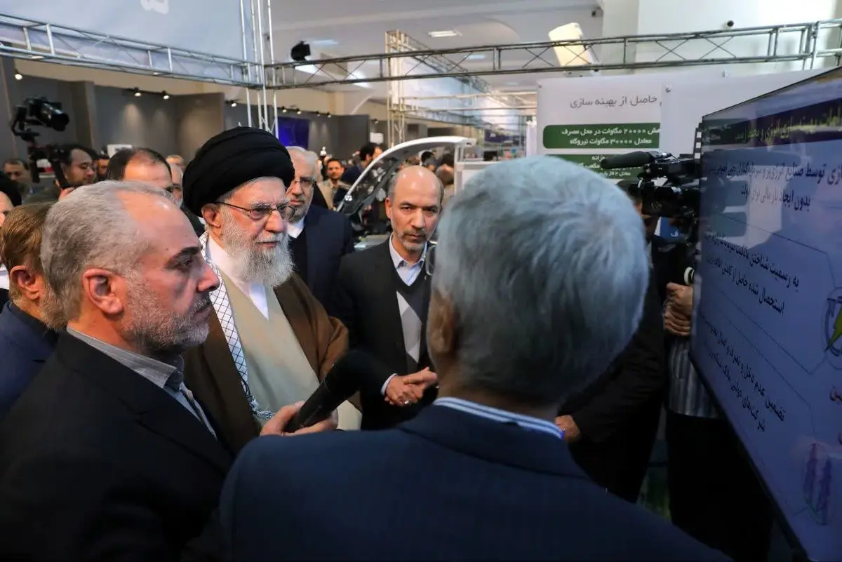 گفتوگوی رهبر انقلاب با تولیدکنندگان در نمایشگاه توانمندیهای تولید داخل