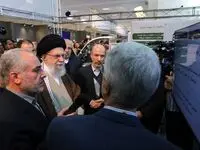 گفت‌وگوی رهبر انقلاب با تولیدکنندگان در نمایشگاه توانمندی‌های تولید داخل