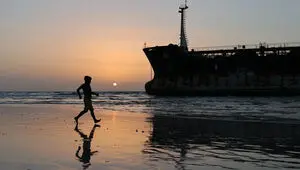 نشت نفت در سواحل امارات؛ تهدیدی برای گردشگری و اقتصاد دریایی منطقه