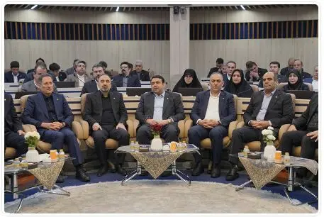 بازدید معاون علمی و فناوری رئیس جمهور از غرفه بیمه البرز در نمایشگاه پتروشیمی