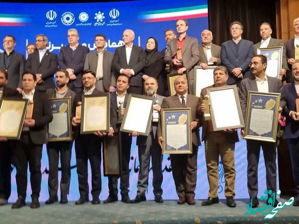 دریافت تندیس زرین جشنواره ویژند