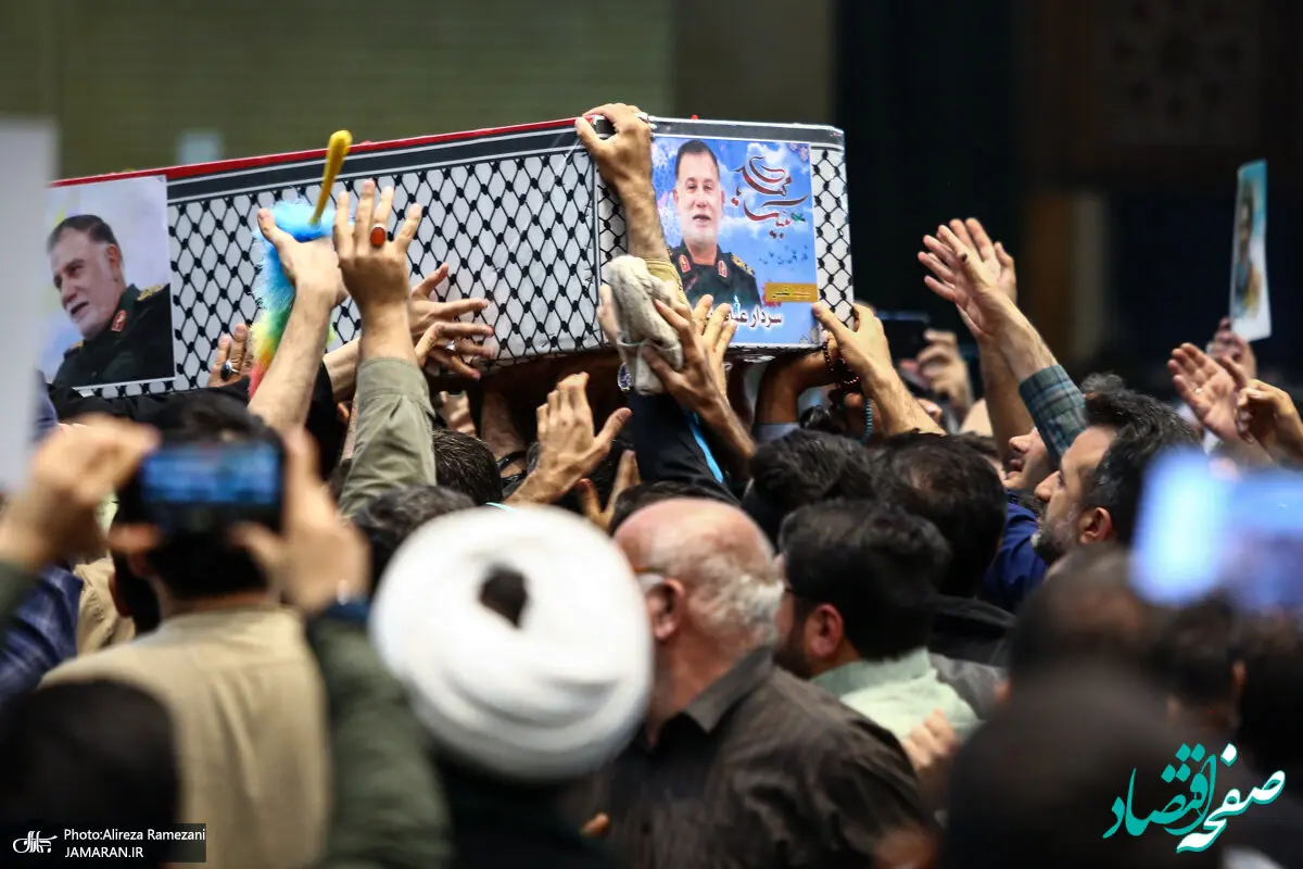 عکس هایی خاص از وداع سردار حاجی زاده با پیکر سردار نیلفروشان /شب متفاوت در سپاه محمد رسول الله