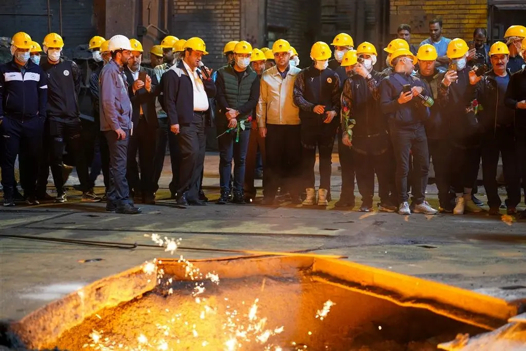 دیدار صمیمانهی بازیکنان تیم فوتبال ذوبآهن با تلاشگران مجتمع صنعتی ذوبآهن اصفهان