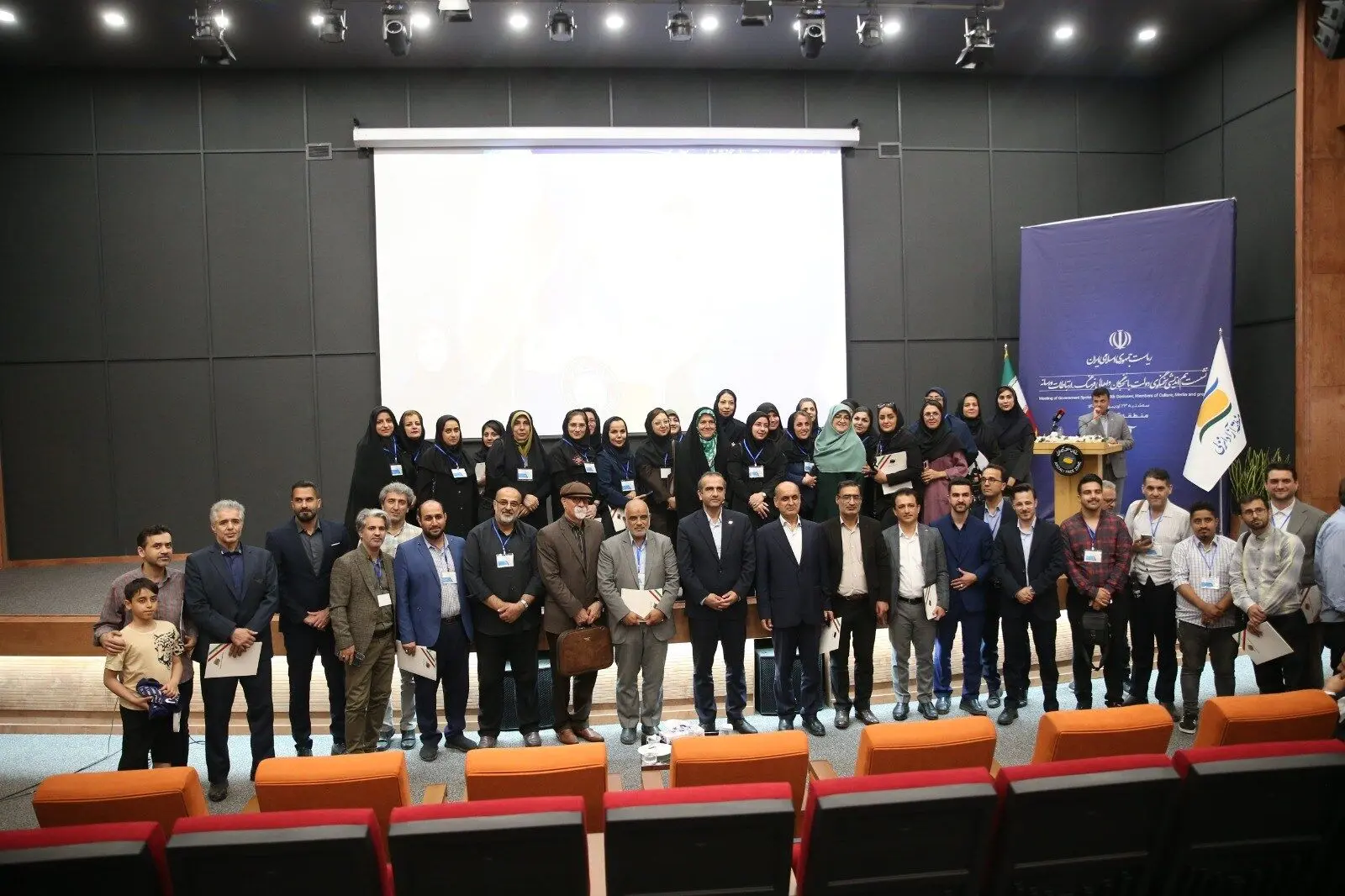 نشست هم‌اندیشی سخنگوی دولت با نخبگان و اهالی فرهنگ، ارتباطات و رسانه در منطقه آزاد انزلی برگزار شد