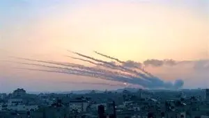 فیلم واکنش پدافند کرمانشاه به پرتابه‌ها در آسمان منطقه دینور در صبح امروز