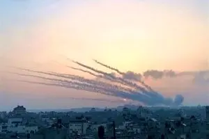 فیلم واکنش پدافند کرمانشاه به پرتابه‌ها در آسمان منطقه دینور در صبح امروز