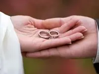 پاسخ شوکه کننده مجری درمورد حملات به سایت همسریابی + ویدیو