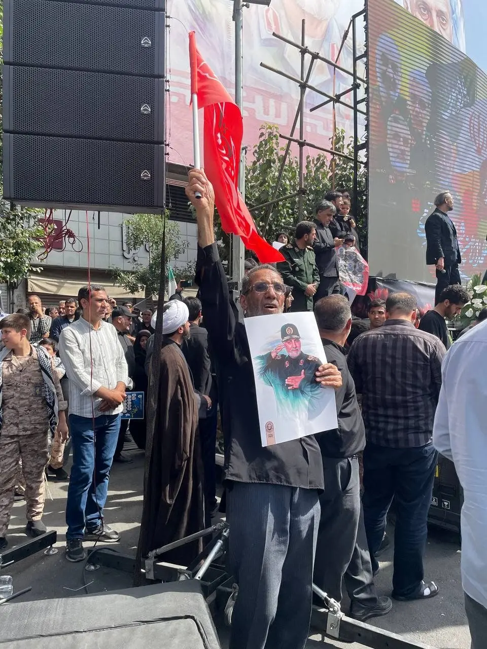 واکنش جالب خبرگزاری فرانسه به مراسم تشییع پیکر شهدای اقتدار/ کفن پوشان به میدان آمدند/ تصاویر سردار سلیمانی در دستان مردم؛ فراموشت نمی‌کنیم ژنرال!