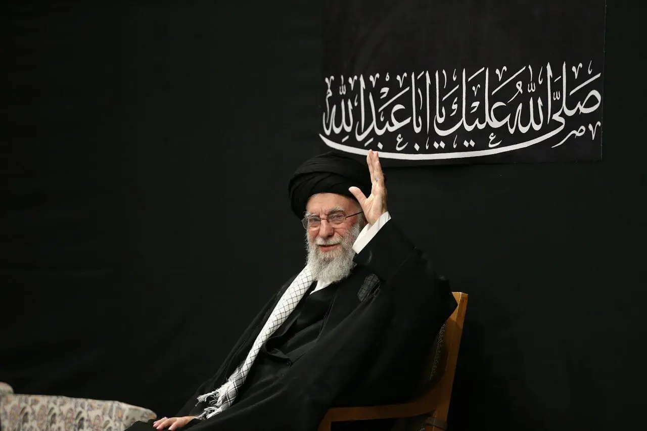 دانلود مداحی حاج محمود کریمی در بیت رهبری با حضور رهبر انقلاب از تلوبیون / تصاویر حضور رهبر انقلاب در حسینیه امام خمینی