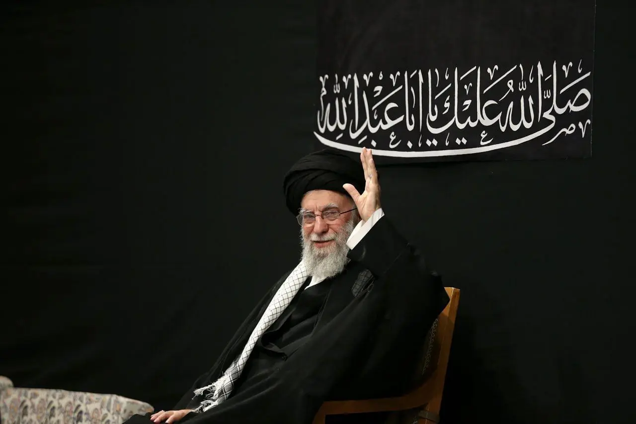 دانلود مداحی حاج محمود کریمی در بیت رهبری با حضور رهبر انقلاب از تلوبیون / تصاویر حضور رهبر انقلاب در حسینیه امام خمینی