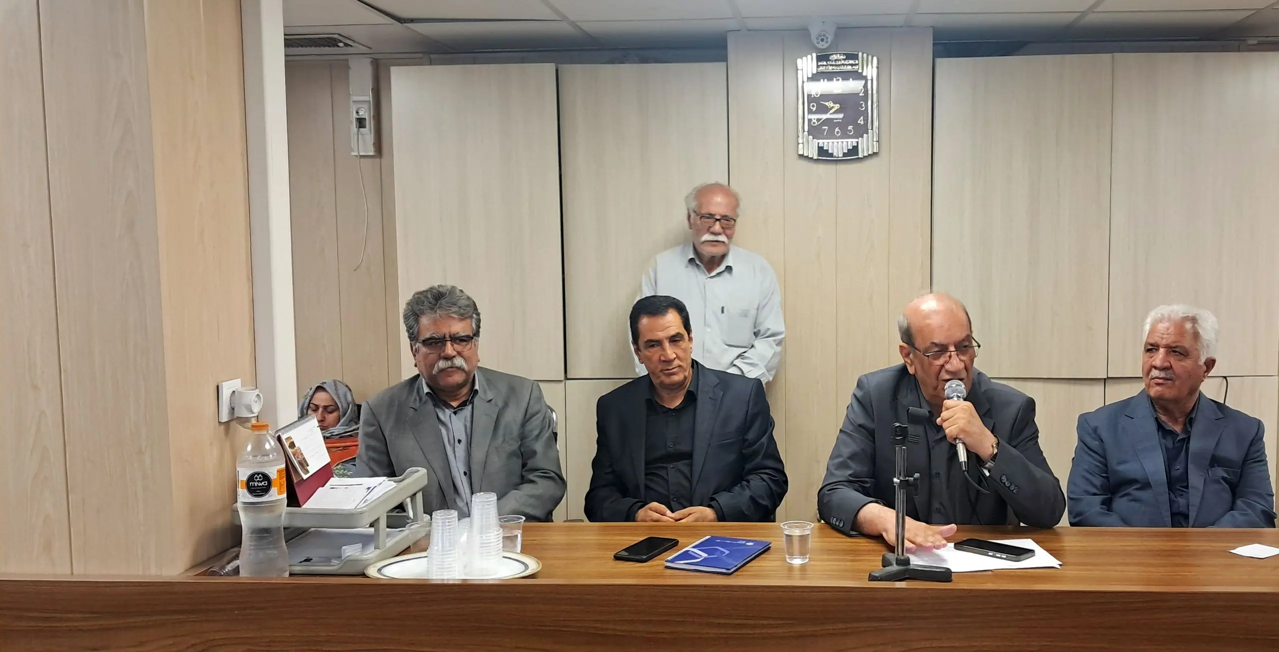انتقاد از مصوبه اخیر دولت و لحاظ نکردن منابع و مصارف تامین اجتماعی در شرایط فعلی/ پرداخت معوقات فروردین ماه در دستور کار کانون های بازنشستگان