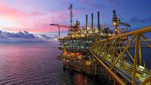 حمله آمریکا به خارک؛ عملیات سنگین بدون نتیجه و نفت سه‌رقمی همچنان پابرجاست