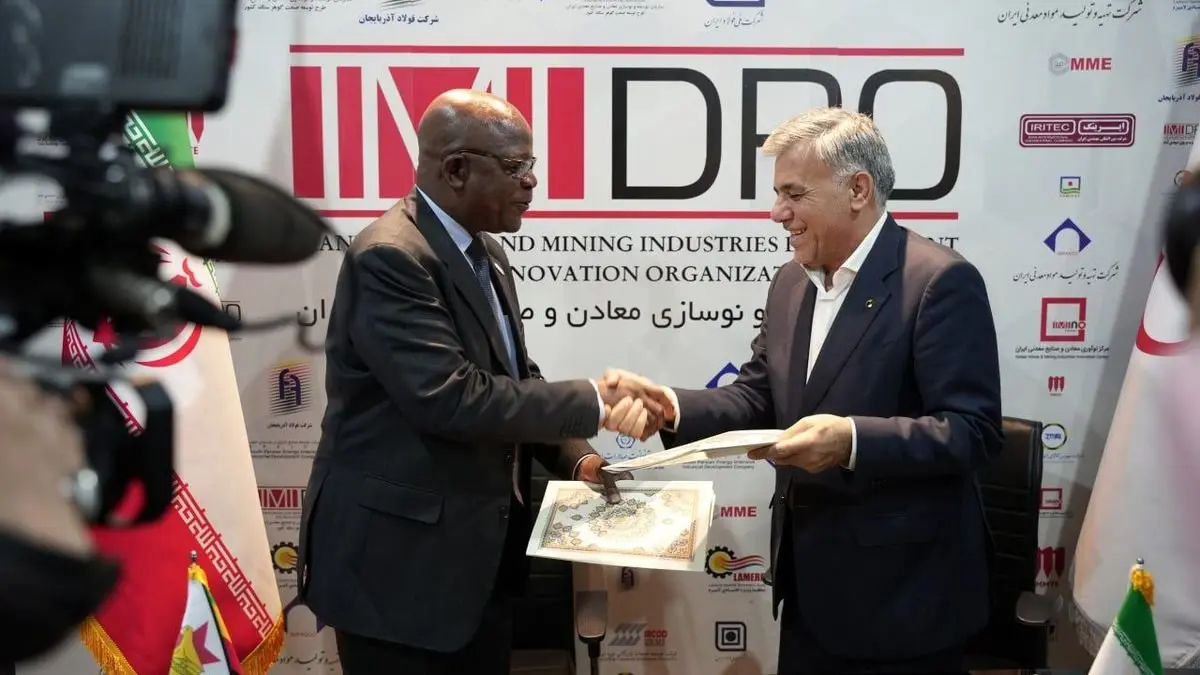 امضای تفاهم‌نامه میان سازمان زمین‌شناسی و اکتشافات معدنی و وزارت معادن و توسعه معدنی زیمباوه در غرفه ایمیدرو