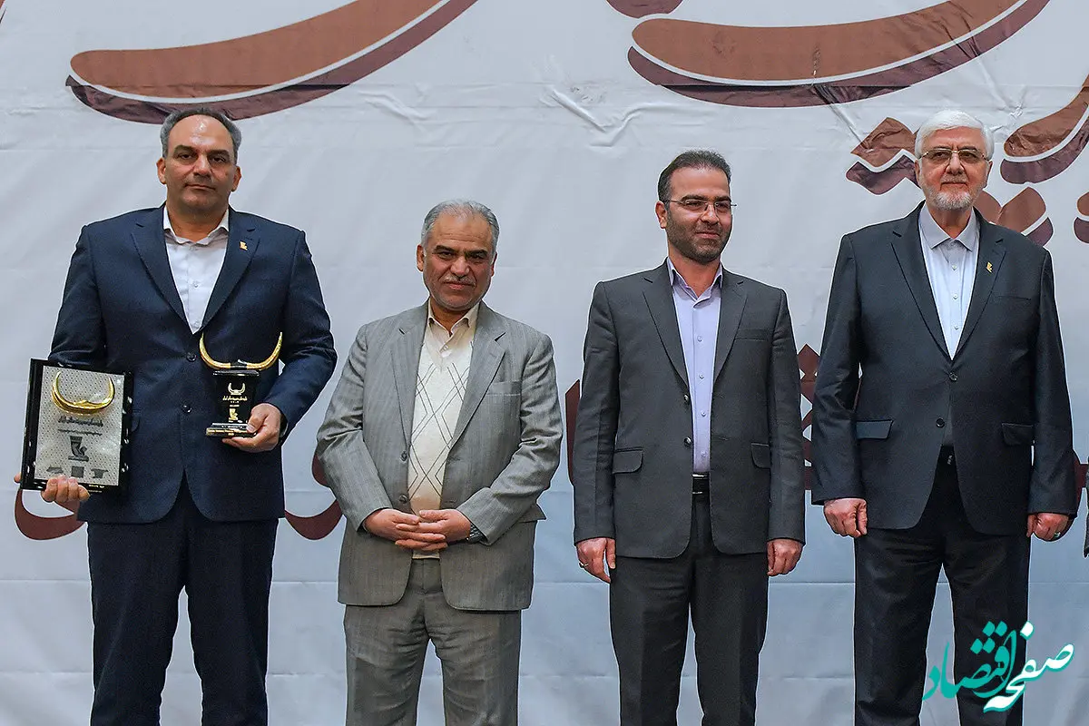  تندیس زرین چهاردهمین دورۀ جایزه مالی ایران به بانک پاسارگاد اهدا شد