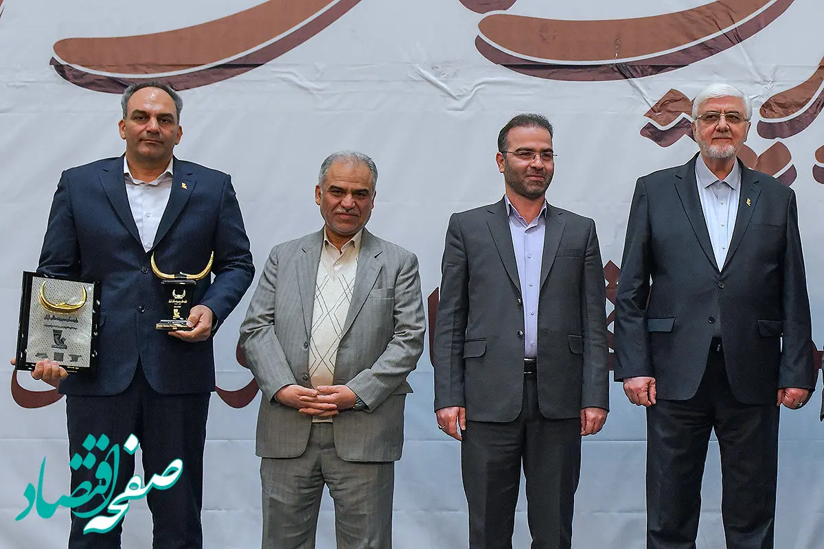  تندیس زرین چهاردهمین دورۀ جایزه مالی ایران به بانک پاسارگاد اهدا شد