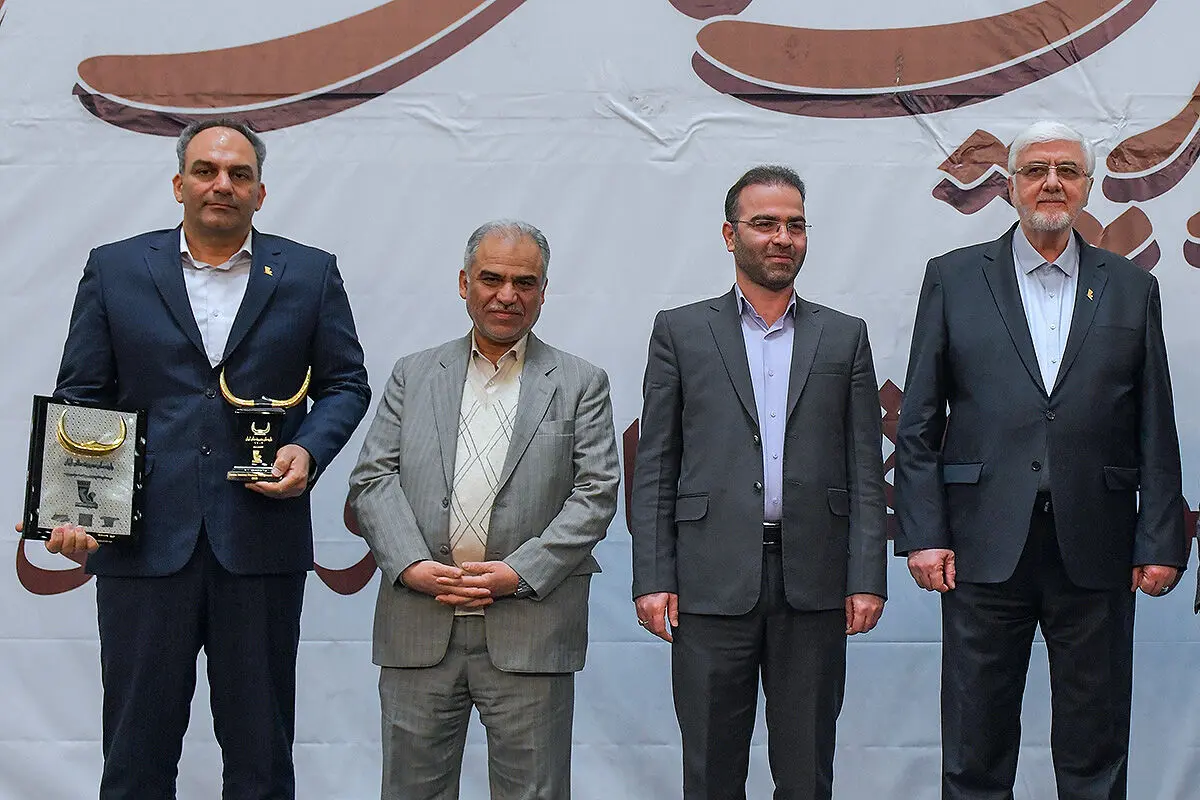  تندیس زرین چهاردهمین دورۀ جایزه مالی ایران به بانک پاسارگاد اهدا شد