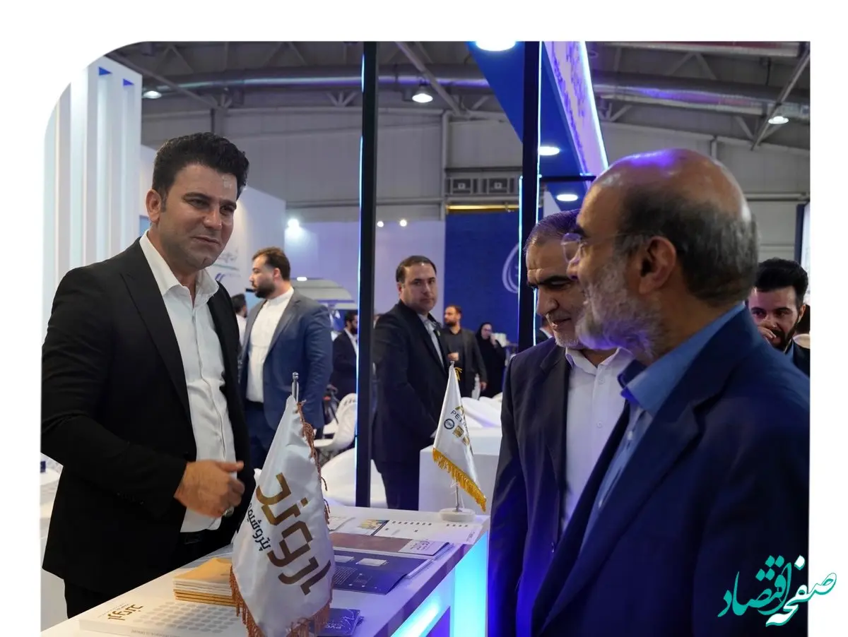 حضور دکتر علی عسکری در غرفه گروه صنایع پتروشیمی خلیج فارس