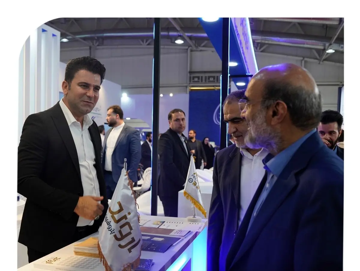 حضور دکتر علی عسکری در غرفه گروه صنایع پتروشیمی خلیج فارس