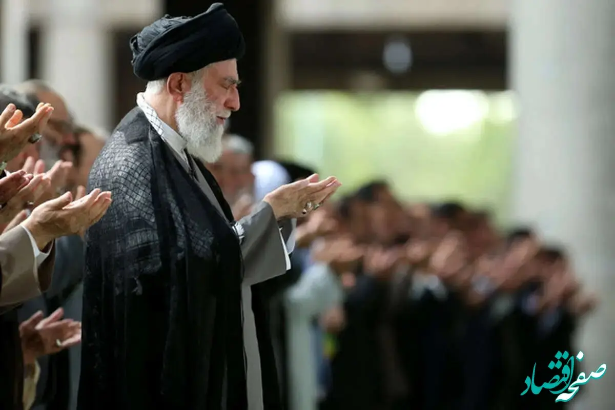 اقامه نماز رهبر انقلاب بر پیکر  شهید سید ابراهیم رئیسی و ۷ شهید خدمت