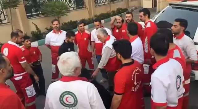 ویدئویی از رضا کیانیان در بین امدادگران هلال احمر+ فیلم