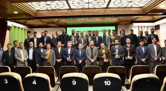 مراسم اهدای جوایز تیمها و نفرات برتر مسابقات ورزشی کارکنان بانک برگزار شد