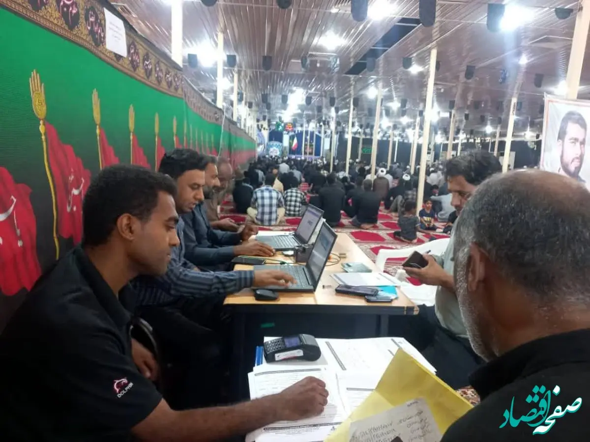 استقبال مردم از ثبت نام در سامانه سدف توسط میز خدمت مستقر در نماز جمعه