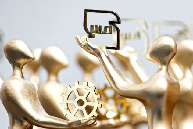 نفت پاسارگاد واحد نمونه کیفی کشور شد/ درخشش نفت پاسارگاد در مراسم روز استاندارد با حضور رئیس‌جمهور