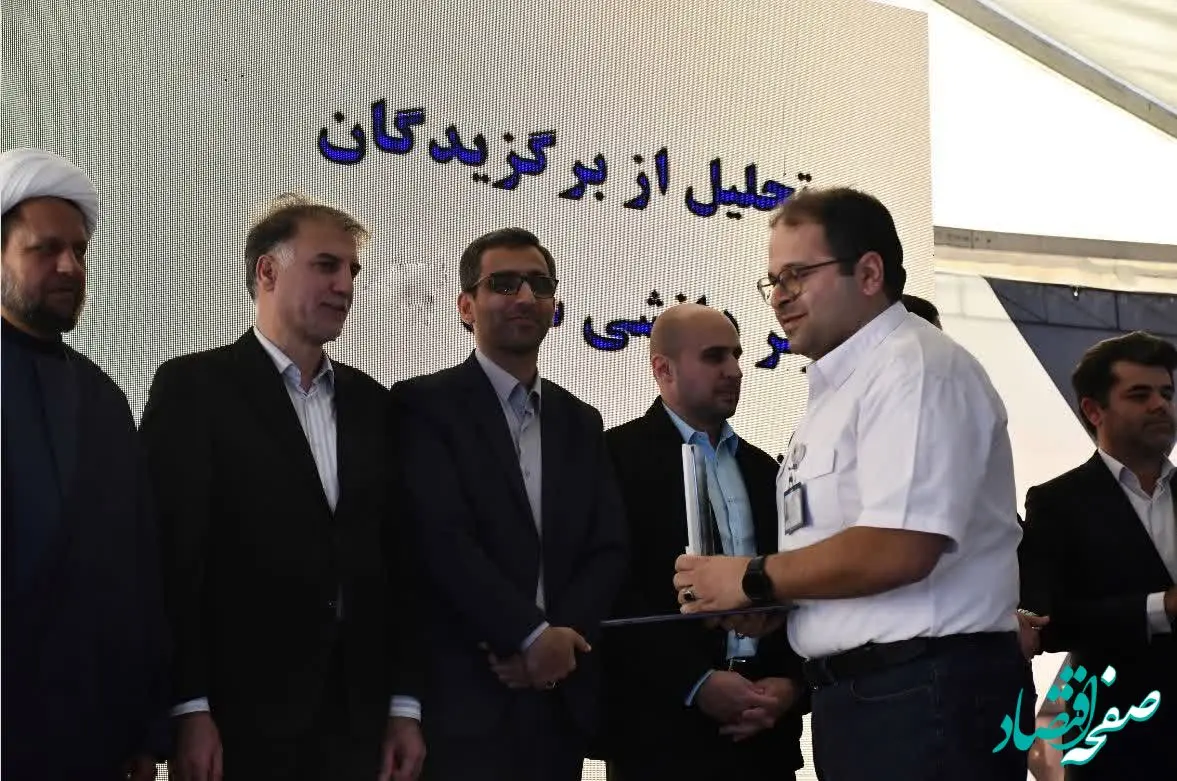 شرکت مخازن سبز پتروشیمی عسلویه، به عنوان شرکت برتر دانشی در منطقه پارس جنوبی معرفی شد