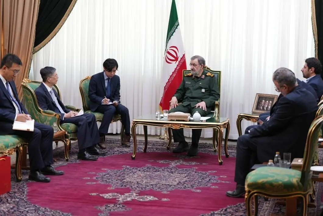 رضایی: تنگه هرمز بسته می‌ماند 