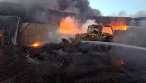 آخرین خبر از آتش سوزی کارخانه تولید کفش در جاده خاوران امروز جمعه ۸ اسفند ۱۴۰۴ | آتش مهر شد؟ 