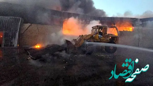 آخرین خبر از آتش سوزی کارخانه تولید کفش در جاده خاوران امروز جمعه ۸ اسفند ۱۴۰۴ | آتش مهر شد؟ 