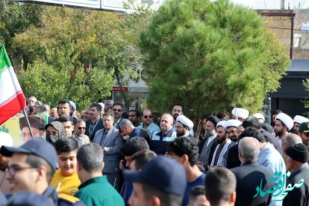 حضور تلاشگران ذوب آهن اصفهان در اجتماع و راهپیمایی ۱۳ آبان