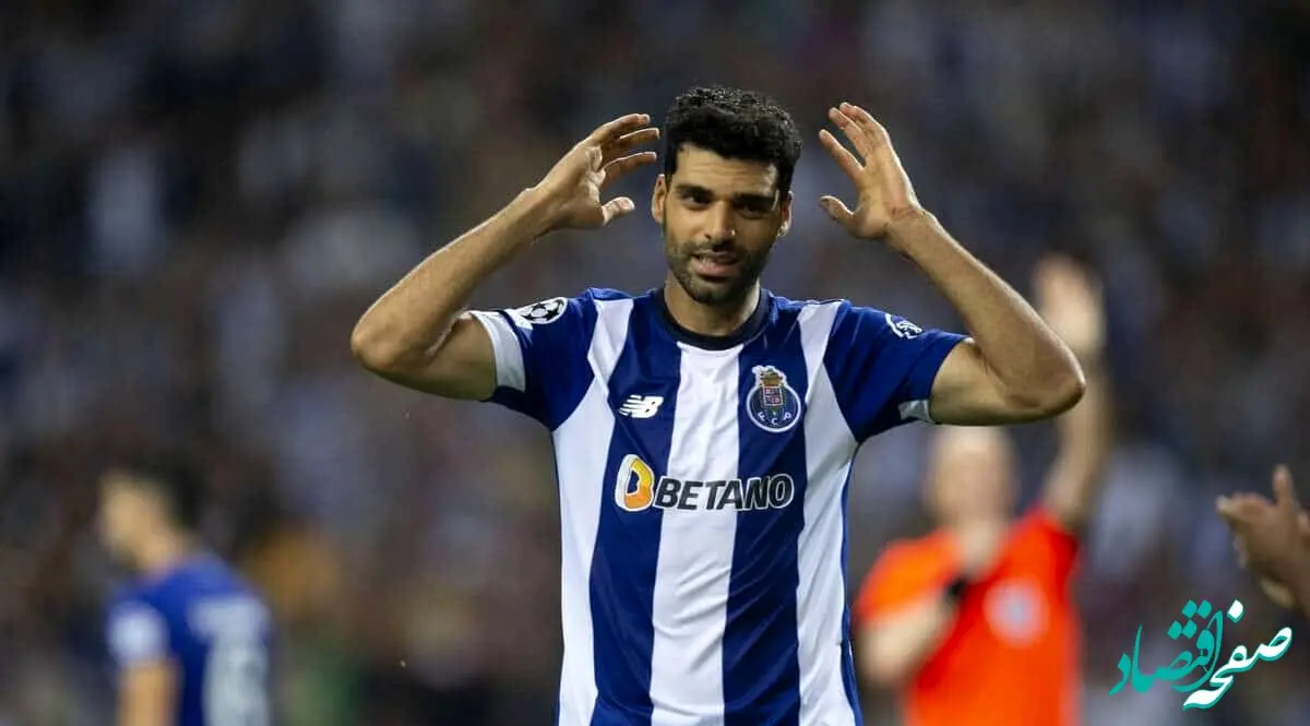 ژست خاص آقای خاص با توپ و کفش طلا 