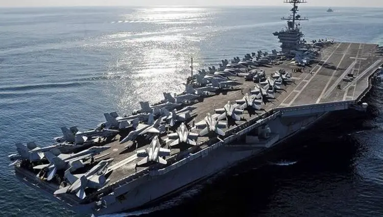 آتش سوزی در یک ناو هواپیمابر آمریکا + تعداد مجروحین