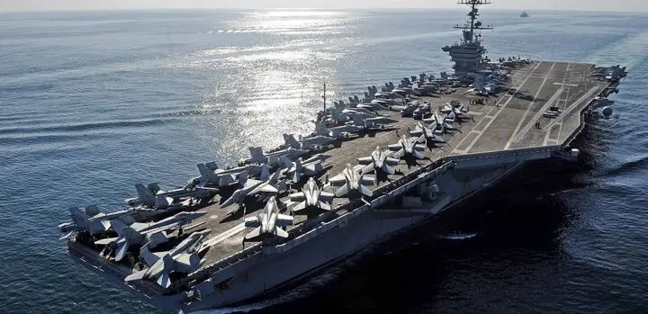 آتش سوزی در یک ناو هواپیمابر آمریکا + تعداد مجروحین