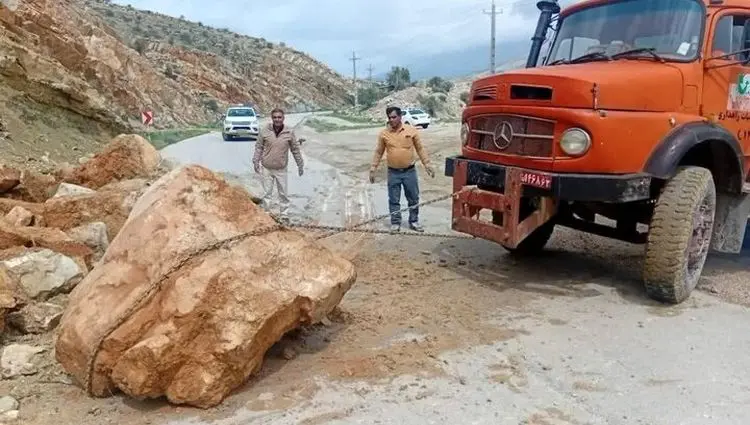 سیلاب ۳ نفر را به کام مرگ کشاند | ریزش کوه در ۳ محور مواصلاتی