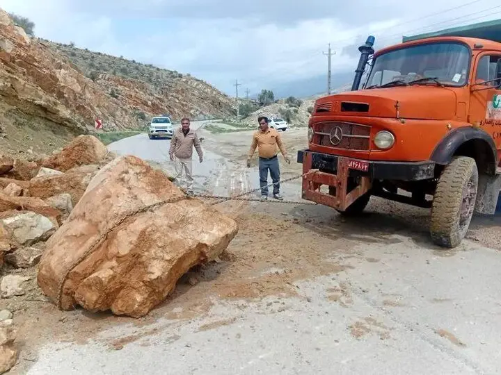 سیلاب ۳ نفر را به کام مرگ کشاند | ریزش کوه در ۳ محور مواصلاتی