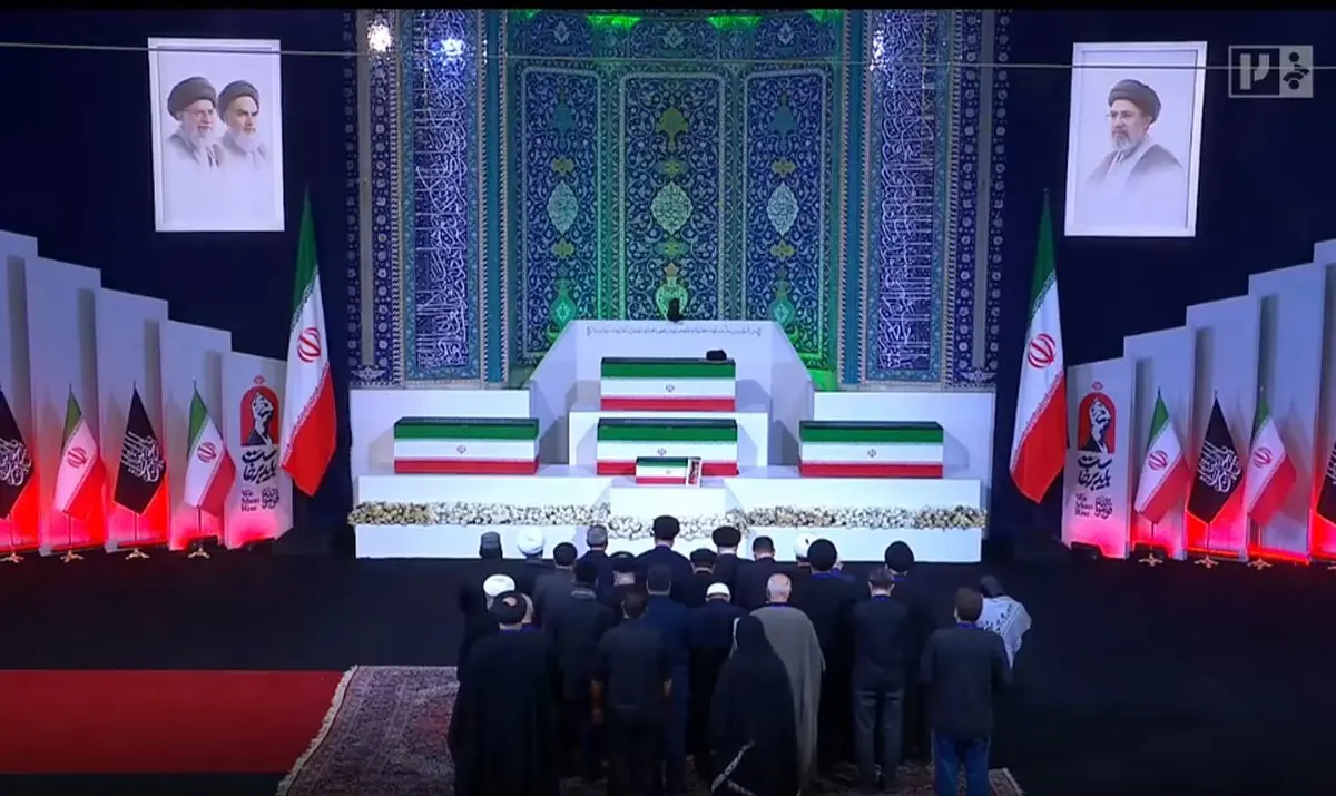 حضور 100 هیئت عالی‌رتبه از کشورهای مختلف در مراسم ادای احترام به پیکر رهبر شهید در مصلی تهران+ فیلم