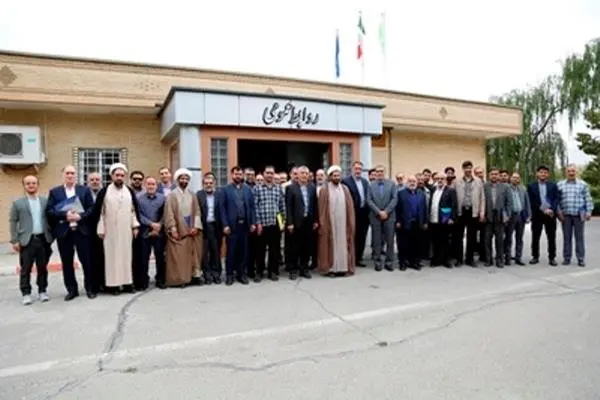بازدید جمعی از نخبگان و مدیران بسیجی و هادیان سیاسی از مجتمع پتروشیمی شازند
